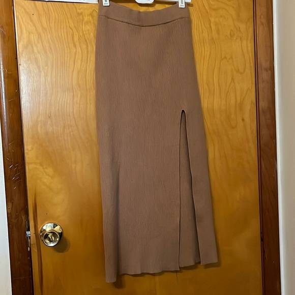 Knee length skirt with slit - Picture 1 of 3